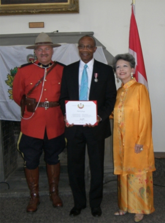 Hamlin Grange awarded Queen's Jubilee Medal by Senator Vivienne Poy